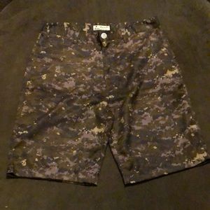 Islandia Camo shorts. Fits like 34W. Like new.